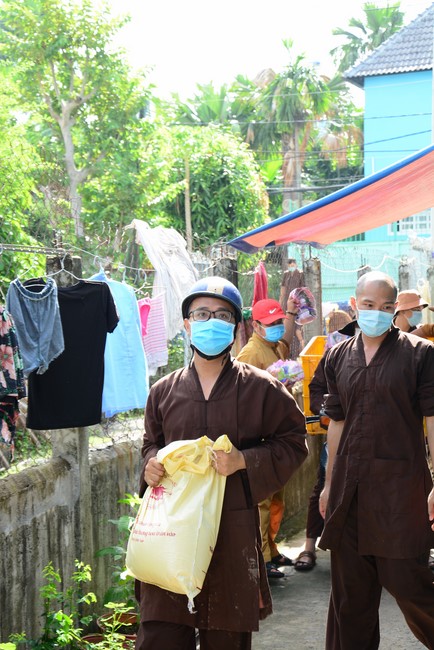 Continuing to support people in need in the Covid-19 pandemic of Hoang Phap Pagoda (series 2)